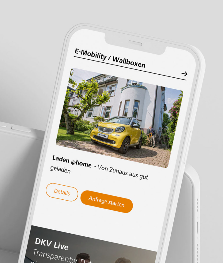 Nahaufnahme von einem Handy das die DKV Mobility Webseite zeigt