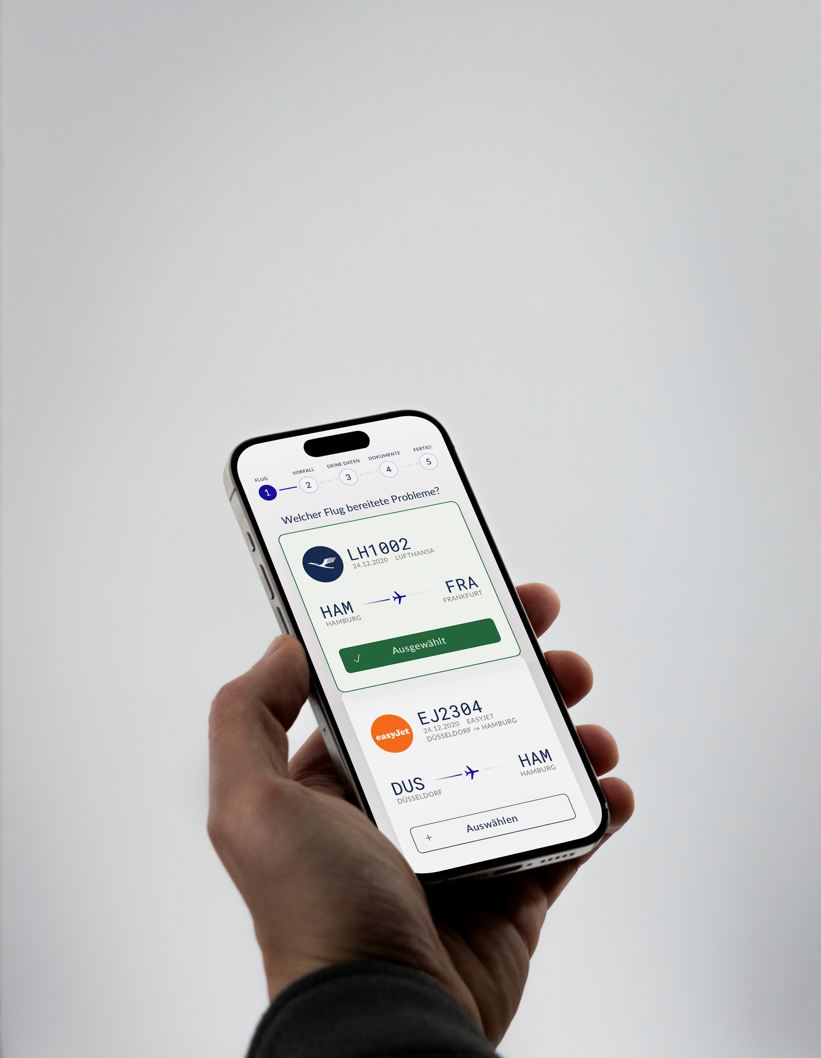Mann hält iPhone ins Bild. Das Handy zeigt ein Interface Design für einen sogennanten 